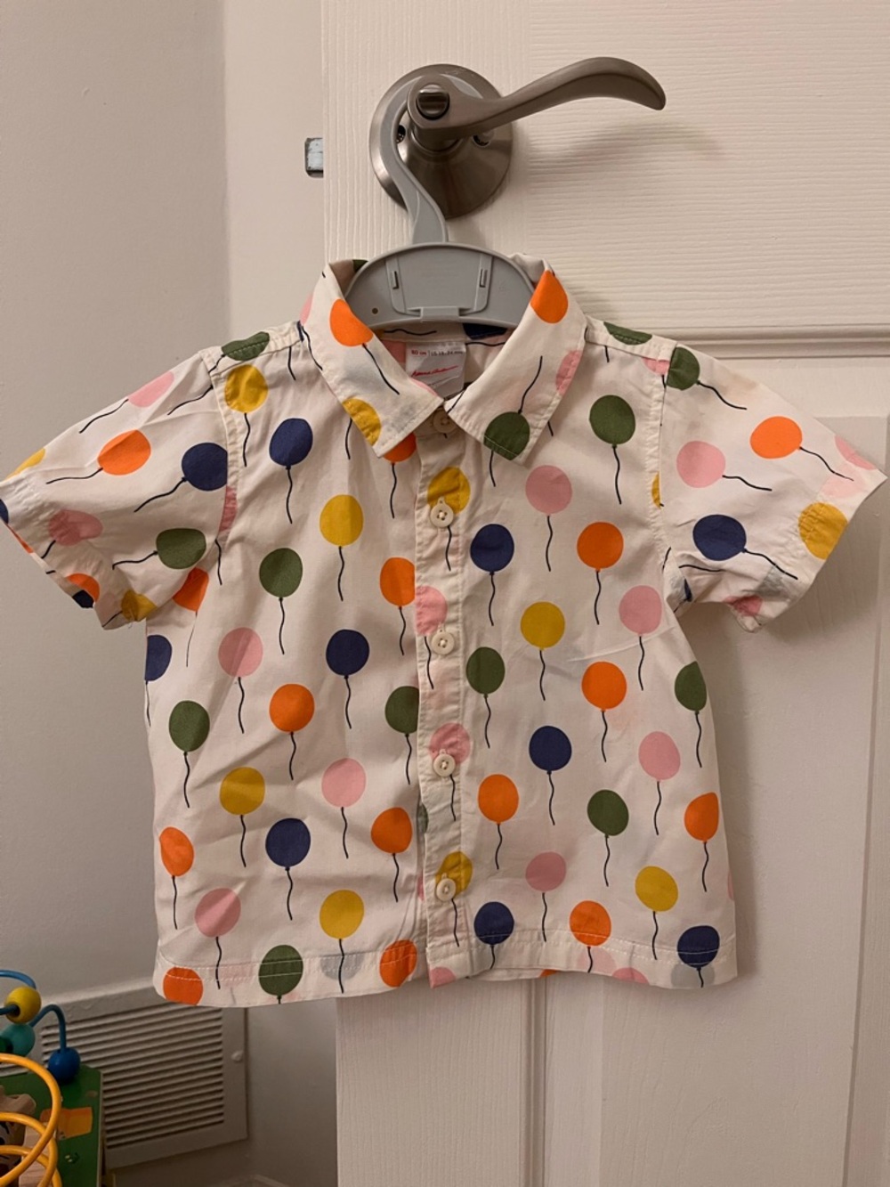 Hanna Andersson White Short Sleeve Button-Down Shirt with Multicolor Balloons